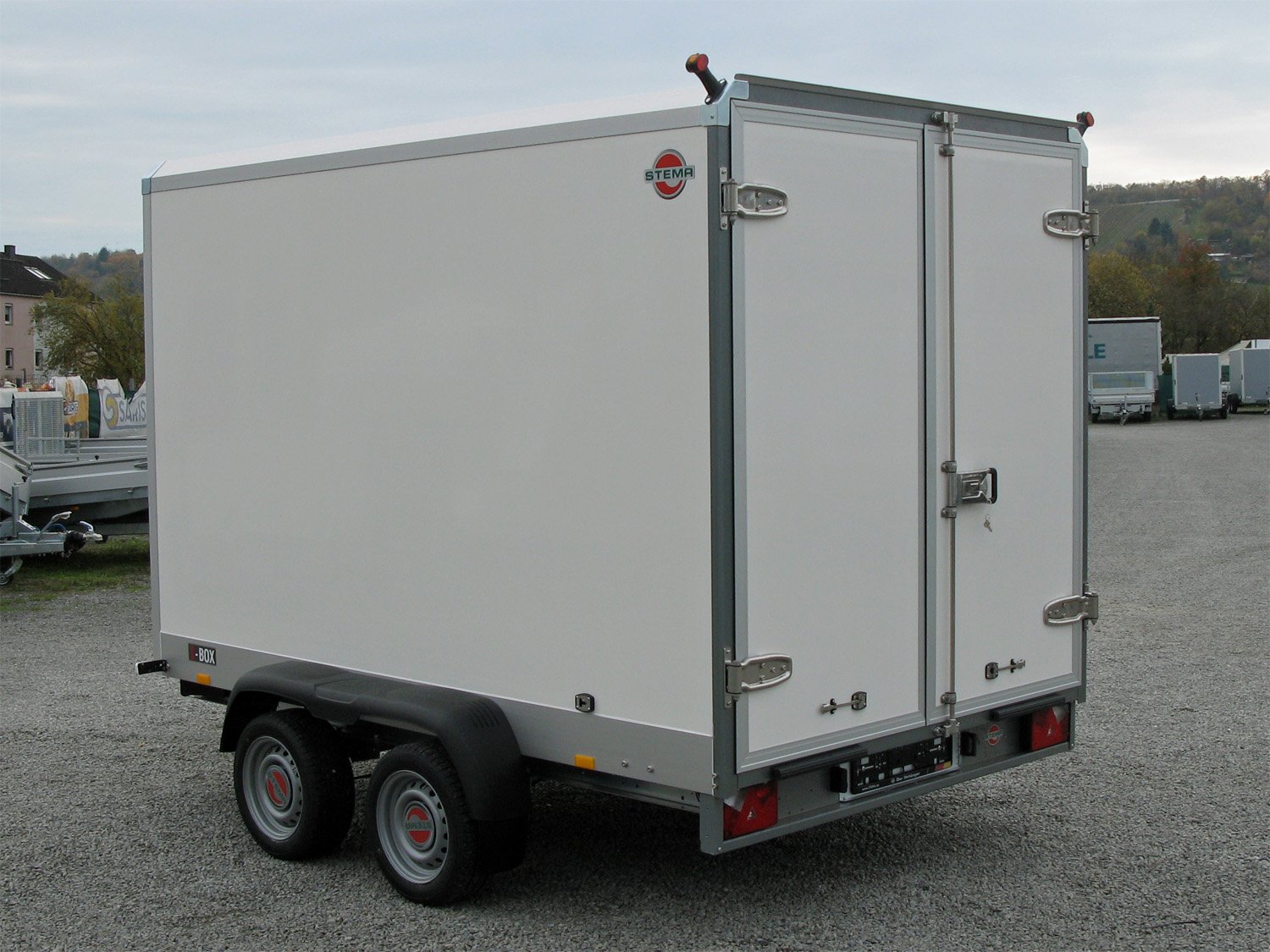 STEMA Kofferanhänger S-BOX STPK O2 27-30-20.2.S18.2 – Ladefläche 300 × 199 cm – 2700 kg – Tandemachser – Ansicht 3