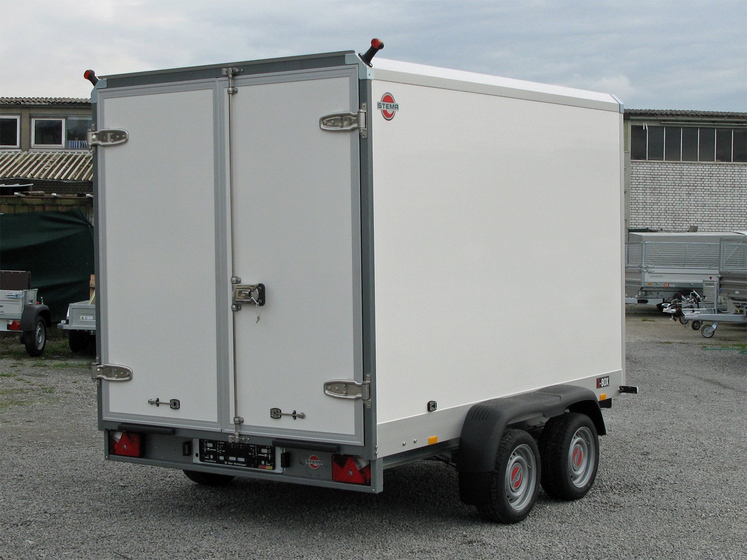 STEMA Kofferanhänger S-BOX STPK O2 27-30-20.2.S18.2 – Ladefläche 300 × 199 cm – 2700 kg – Tandemachser – Ansicht 4