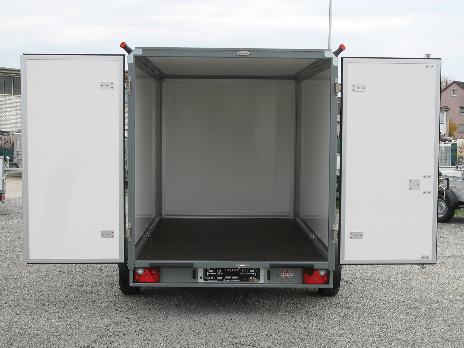 STEMA Kofferanhänger S-BOX STPK O2 27-30-20.2.S18.2 – Ladefläche 300 × 199 cm – 2700 kg – Tandemachser – Ansicht 5