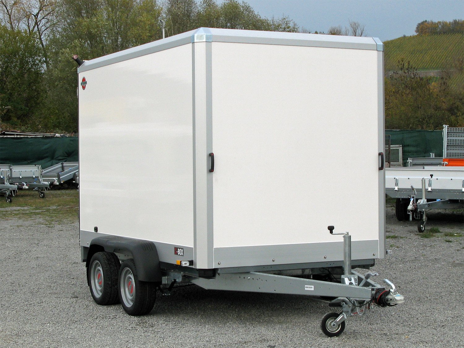 STEMA Kofferanhänger S-BOX STPK O2 30-30-18.2.S18.2 – Ladefläche 300 × 179 cm – 3000 kg – Tandemachser – Ansicht 1