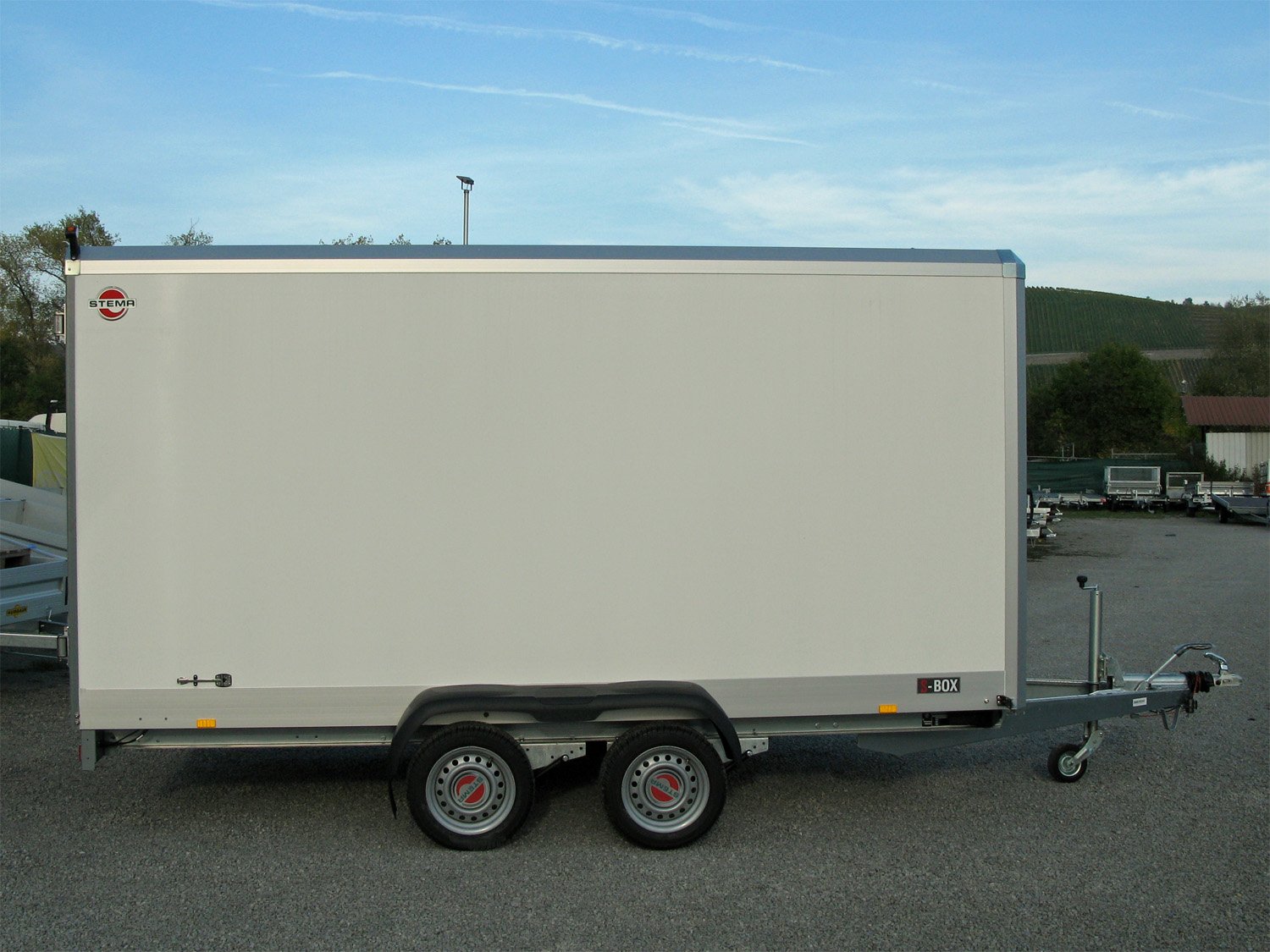 STEMA Kofferanhänger S-BOX STPK O2 35-40-18.2.S18.2 – Ladefläche 400 × 179 cm – 3500 kg – Tandemachser – Ansicht 3