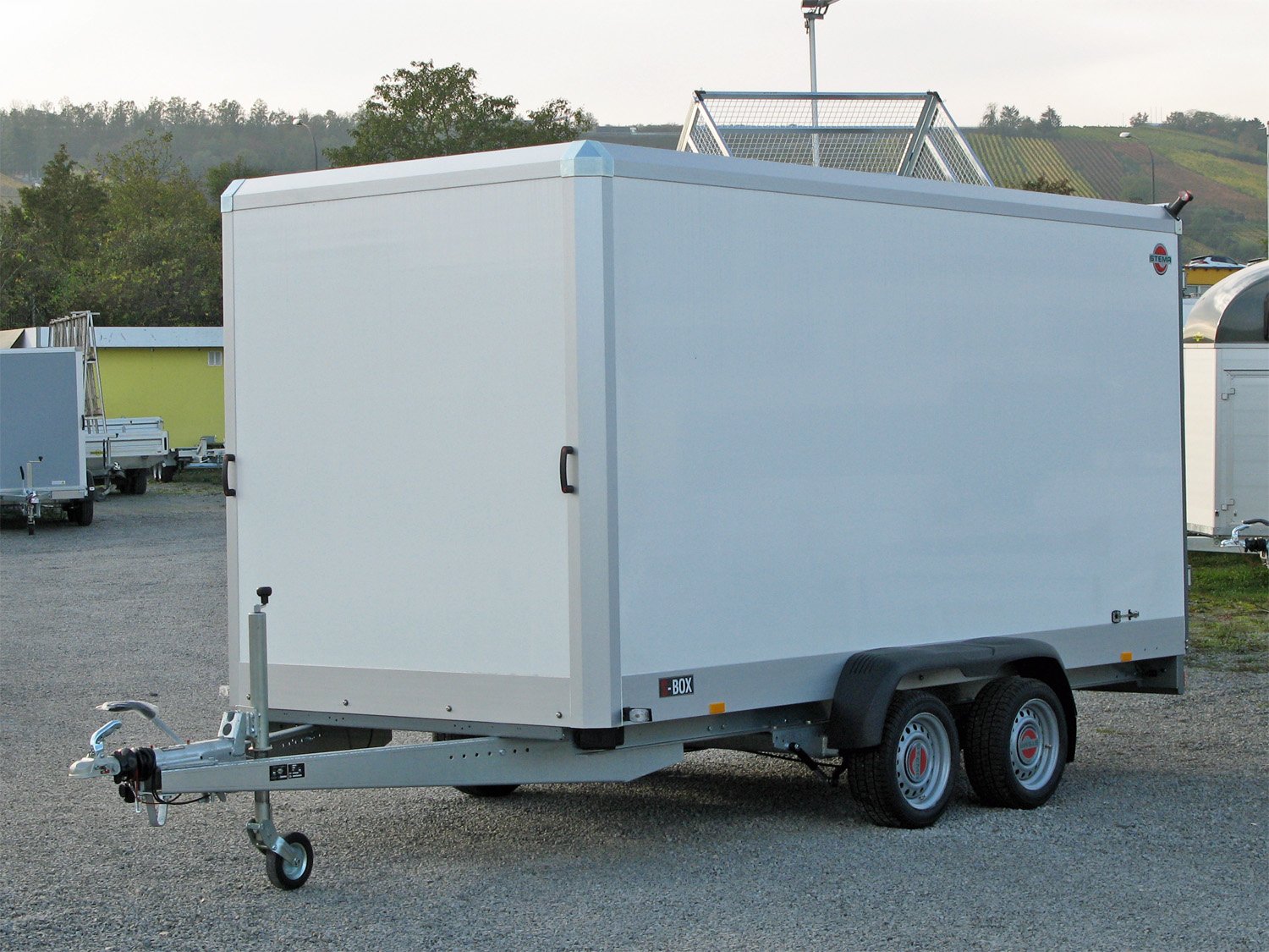 STEMA Kofferanhänger S-BOX STPK O2 35-40-20.2.S18.2 – Ladefläche 400 × 199 cm – 3500 kg – Tandemachser – Ansicht 1