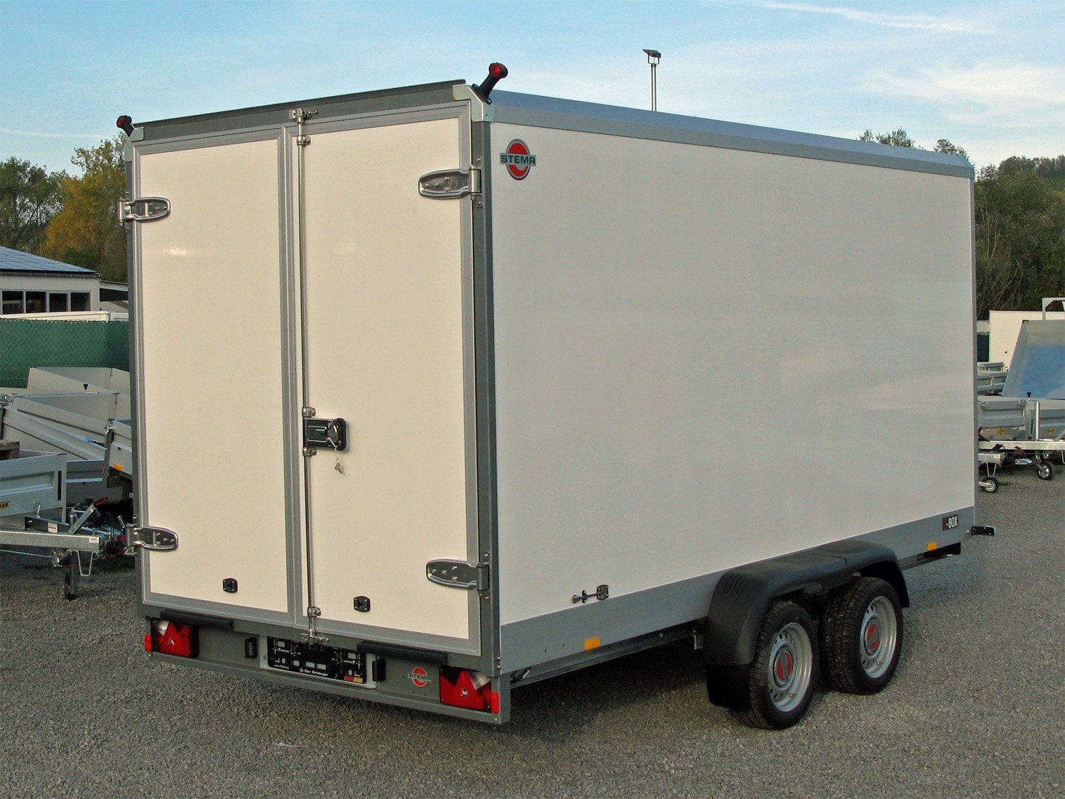 STEMA Kofferanhänger S-BOX STPK O2 35-40-20.2.S18.2 – Ladefläche 400 × 199 cm – 3500 kg – Tandemachser – Ansicht 2