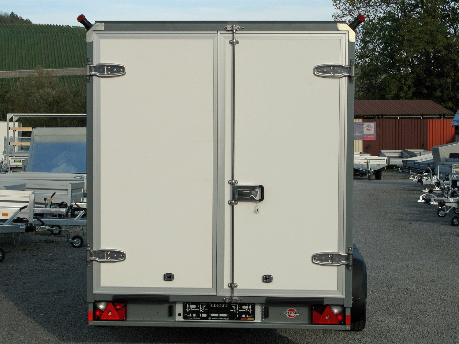 STEMA Kofferanhänger S-BOX STPK O2 35-40-20.2.S18.2 – Ladefläche 400 × 199 cm – 3500 kg – Tandemachser – Ansicht 4
