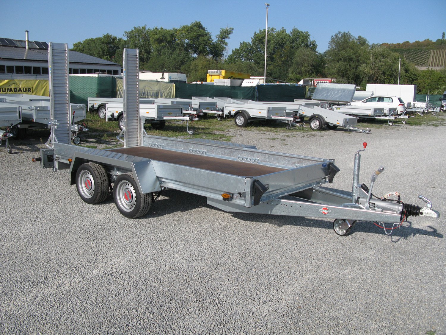 STEMA Maschinentransporter BMAT O2 35-36-16.2 Alurampen – Alurampen – Ladefläche 353 × 165 cm – 3500 kg – Tandemachser – Ansicht 1