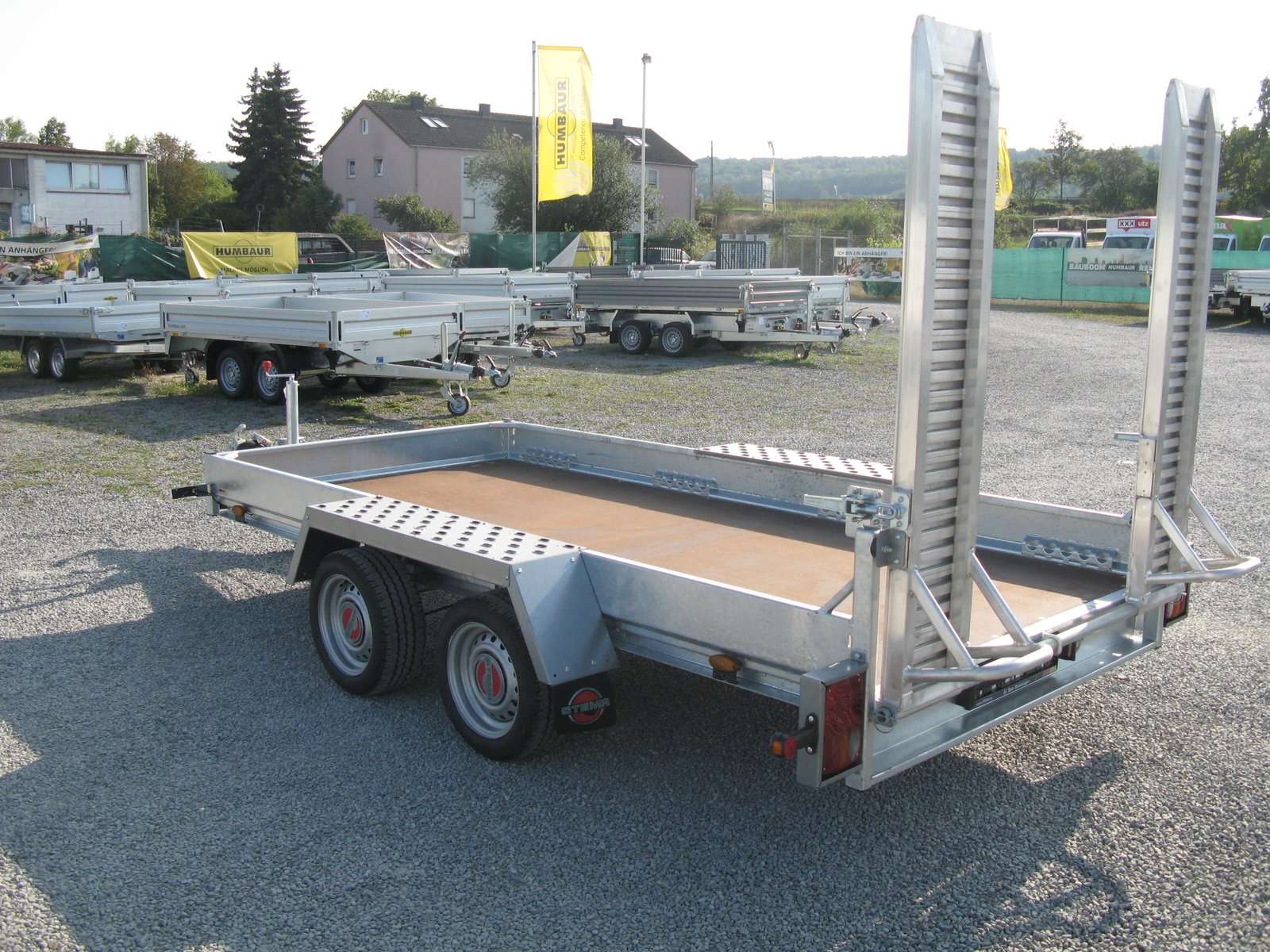 STEMA Maschinentransporter BMAT O2 35-36-16.2 Alurampen – Alurampen – Ladefläche 353 × 165 cm – 3500 kg – Tandemachser – Ansicht 2
