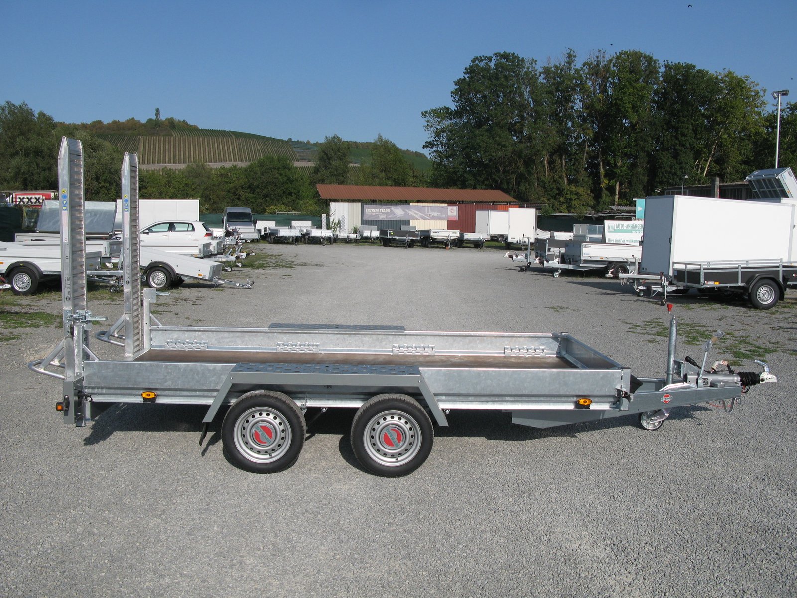 STEMA Maschinentransporter BMAT O2 35-36-16.2 Alurampen – Alurampen – Ladefläche 353 × 165 cm – 3500 kg – Tandemachser – Ansicht 3