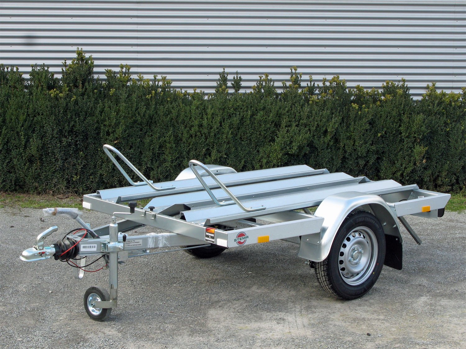 STEMA Motorradtransporter MT 850 BS2 – 100 km/h Stoßdämpfer 2 Standschienen – Ladefläche 194 × 108 cm – 850 kg – Einachser – Ansicht 1