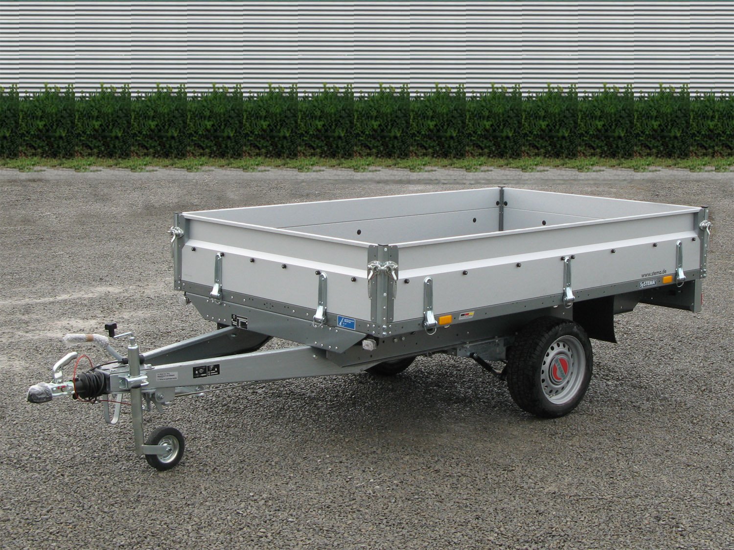 STEMA Pritschenhochlader SH O2 13-25-15.1 – 100km/h Ausführung – Ladefläche 251 × 153 cm – 1300 kg – Einachser – Ansicht 1