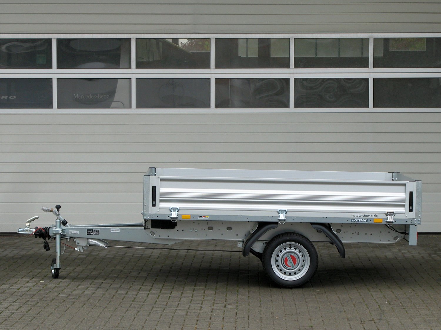 STEMA Pritschenhochlader SH O2 13-25-15.1 – Alu-Bordwand 100km/h – Ladefläche 251 × 153 cm – 1300 kg – Einachser – Ansicht 2