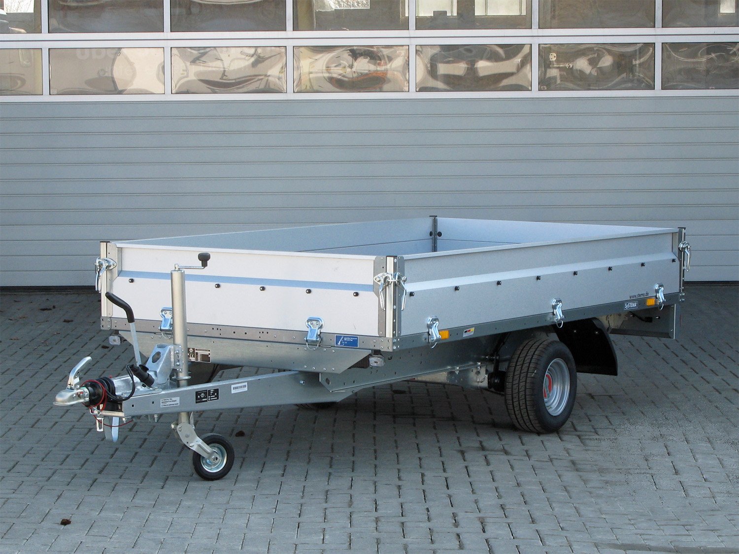 STEMA Pritschenhochlader SH O2 13-30-15.1 – niedriges Fahrwerk 100km/h – Ladefläche 301 × 153 cm – 1300 kg – Einachser – Ansicht 1