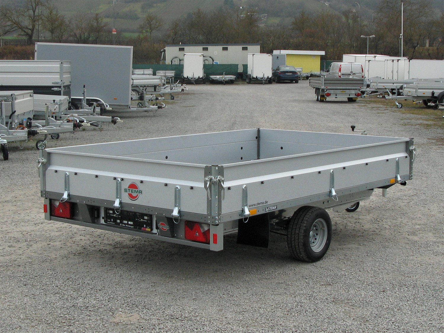 STEMA Pritschenhochlader SH O2 15-30-18.1 – niedriges Fahrwerk 100km/h – Ladefläche 301 × 183 cm – 1500 kg – Einachser – Ansicht 2