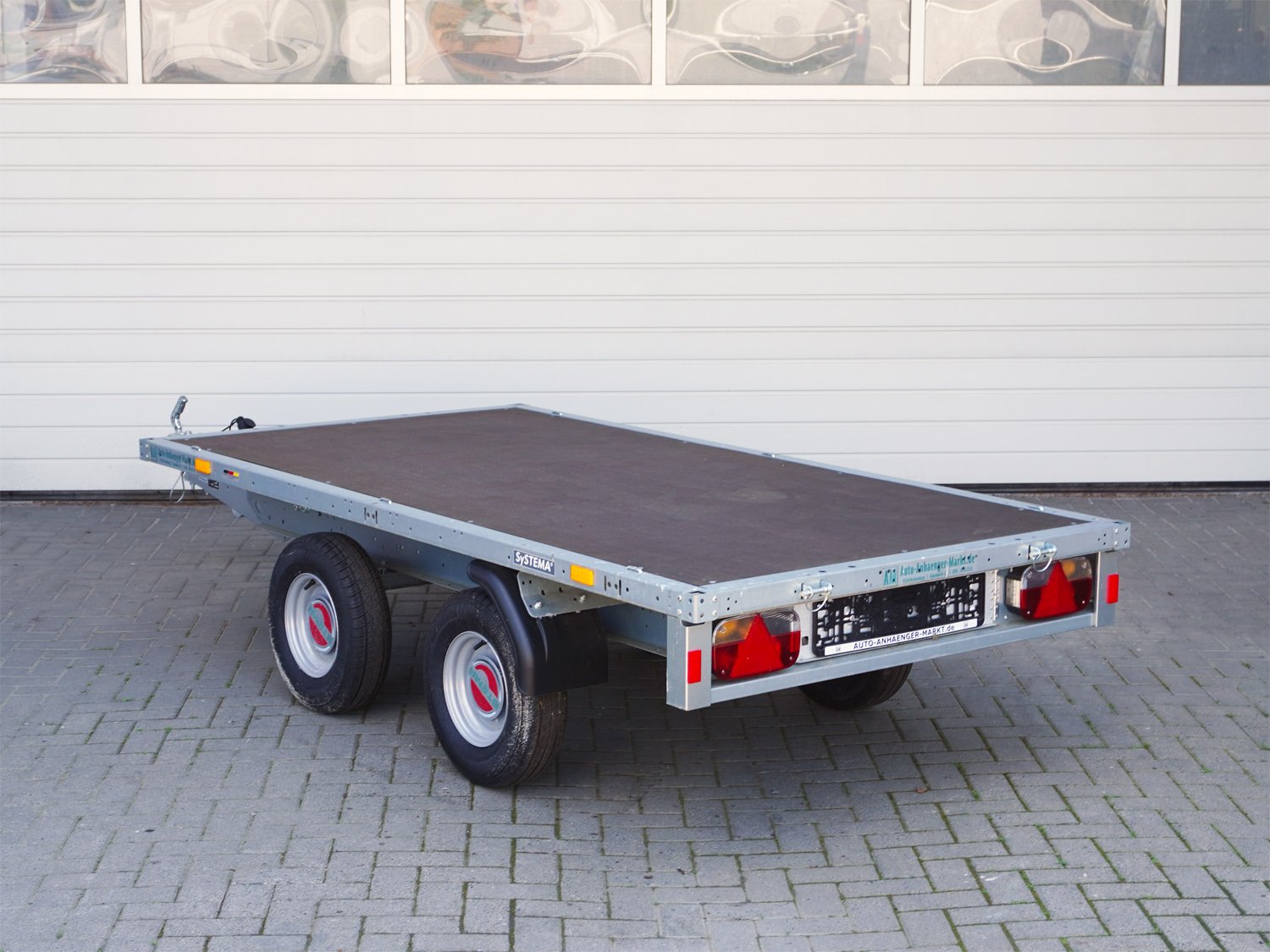 STEMA Pritschenhochlader SHP O1 7.5-25-13.2 – Plattform ohne Bordwände – Ladefläche 251 × 128 cm – 750 kg – Tandemachser – Ansicht 2