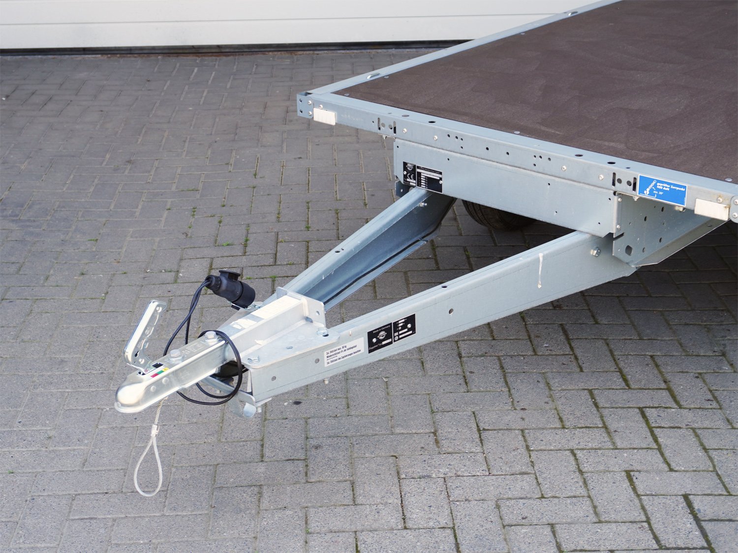 STEMA Pritschenhochlader SHP O1 7.5-25-13.2 – Plattform ohne Bordwände – Ladefläche 251 × 128 cm – 750 kg – Tandemachser – Ansicht 3