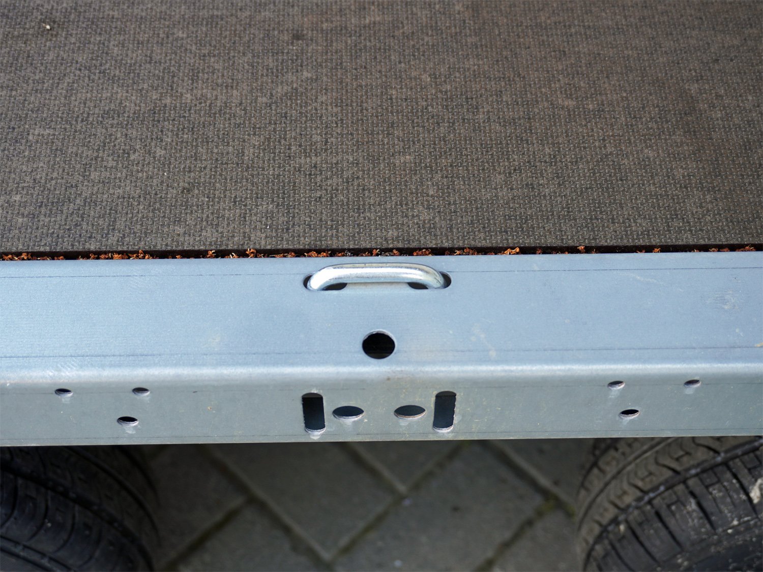 STEMA Pritschenhochlader SHP O1 7.5-25-13.2 – Plattform ohne Bordwände – Ladefläche 251 × 128 cm – 750 kg – Tandemachser – Ansicht 4