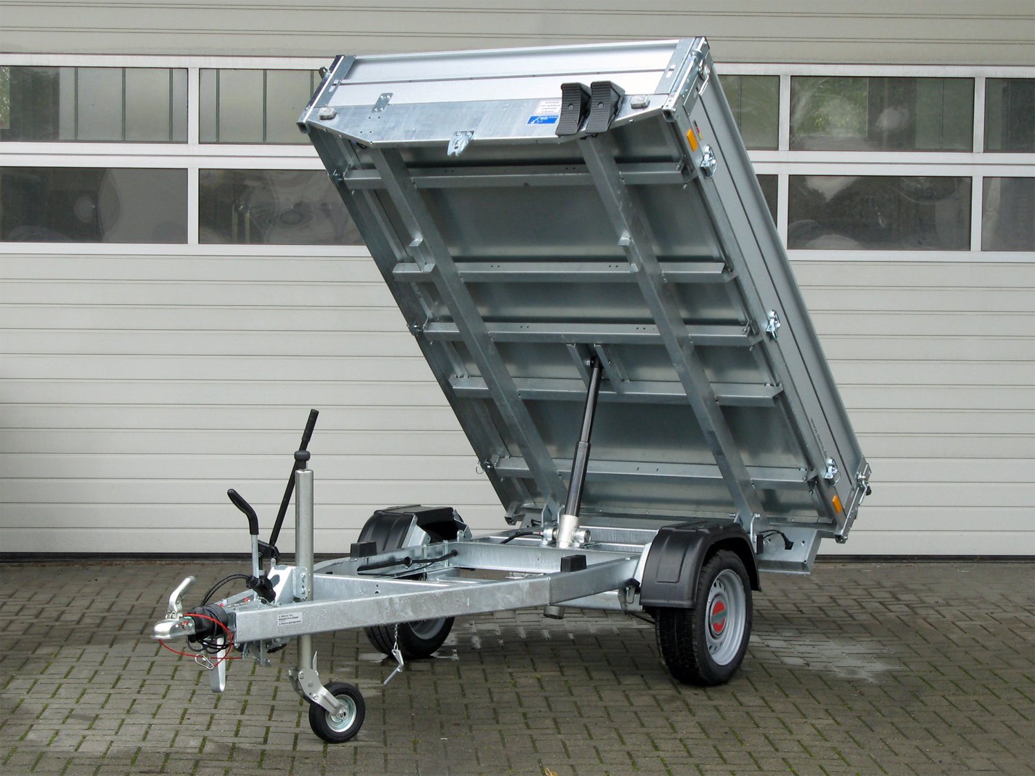 STEMA Rückwärtskipper RKE O2 13-27-15.1 – ROKO1 Heckkipper mit Handpumpe – Ladefläche 271 × 153 cm – 1300 kg – Einachser – Ansicht 1