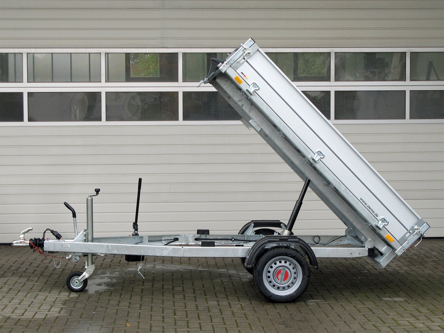 STEMA Rückwärtskipper RKE O2 13-27-15.1 – ROKO1 Heckkipper mit Handpumpe – Ladefläche 271 × 153 cm – 1300 kg – Einachser – Ansicht 2