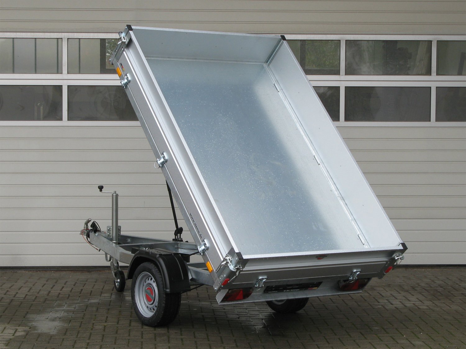 STEMA Rückwärtskipper RKE O2 13-27-15.1 – ROKO1 Heckkipper mit Handpumpe – Ladefläche 271 × 153 cm – 1300 kg – Einachser – Ansicht 3