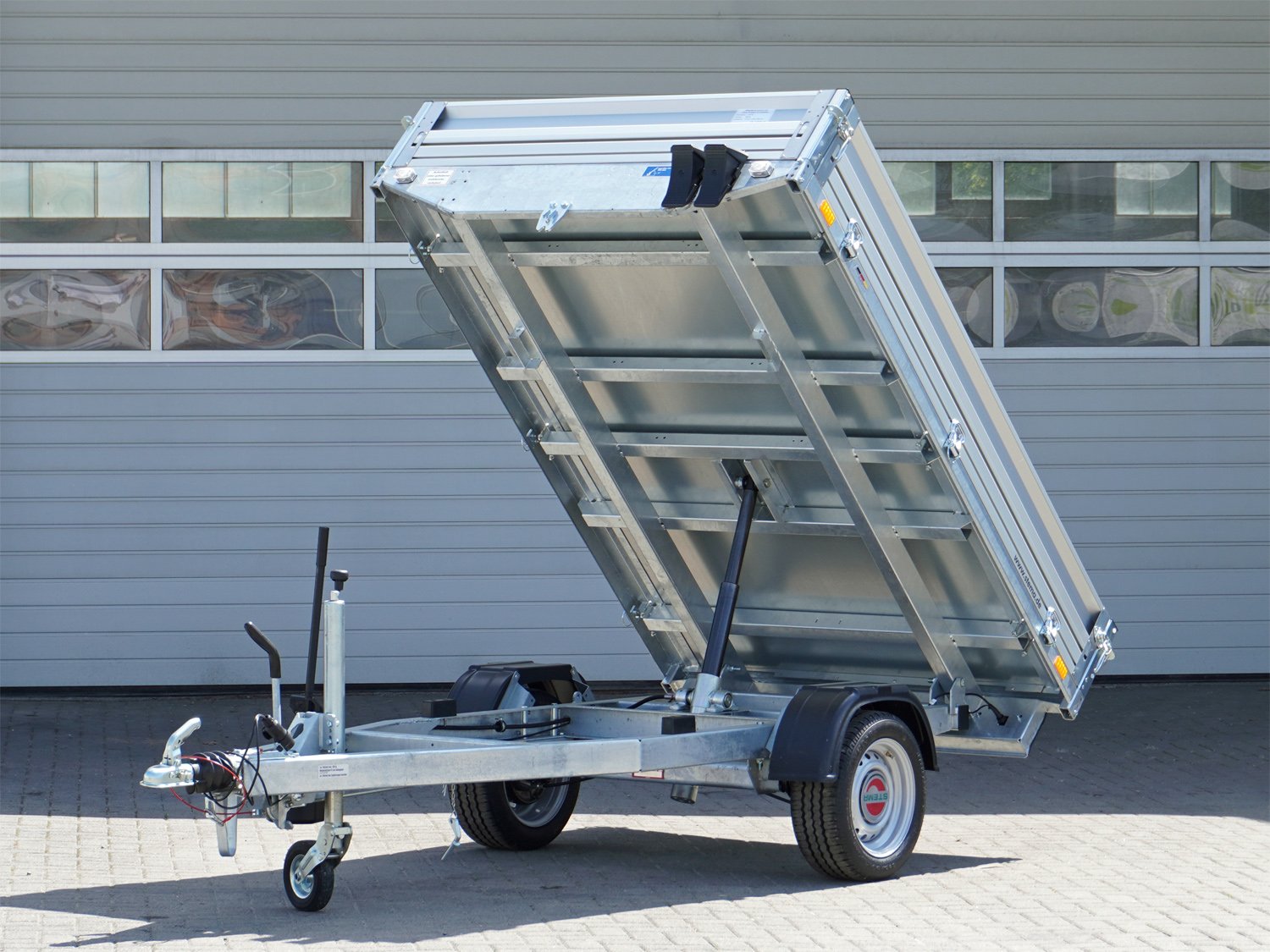 STEMA Rückwärtskipper RKE O2 15-23-15.1 ALU – ROKO1 Heckkipper mit Handpumpe – Ladefläche 231 × 153 cm – 1500 kg – Einachser – Ansicht 1