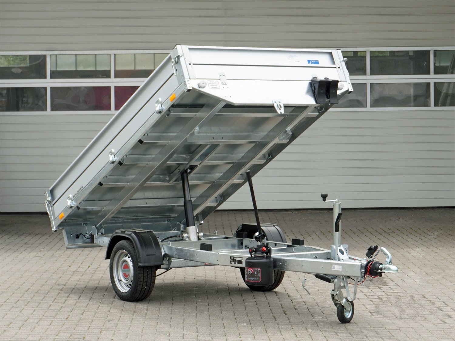 STEMA Rückwärtskipper RKE O2 15-27-15.1 – ROKO1 Heckkipper mit Handpumpe – Ladefläche 271 × 153 cm – 1500 kg – Einachser – Ansicht 1