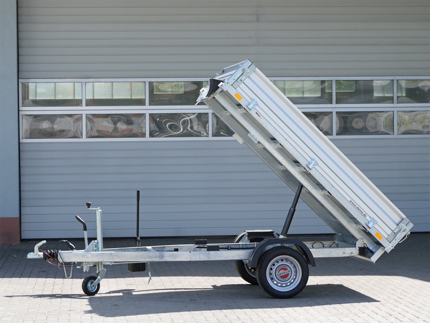 STEMA Rückwärtskipper RKE O2 18-27-15.1 ALU – ROKO1 Heckkipper mit Handpumpe – Ladefläche 271 × 153 cm – 1800 kg – Einachser – Ansicht 2