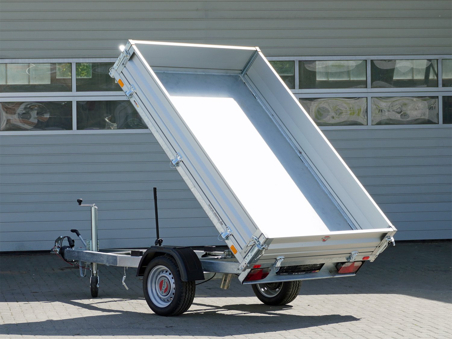 STEMA Rückwärtskipper RKE O2 18-27-15.1 ALU – ROKO1 Heckkipper mit Handpumpe – Ladefläche 271 × 153 cm – 1800 kg – Einachser – Ansicht 3