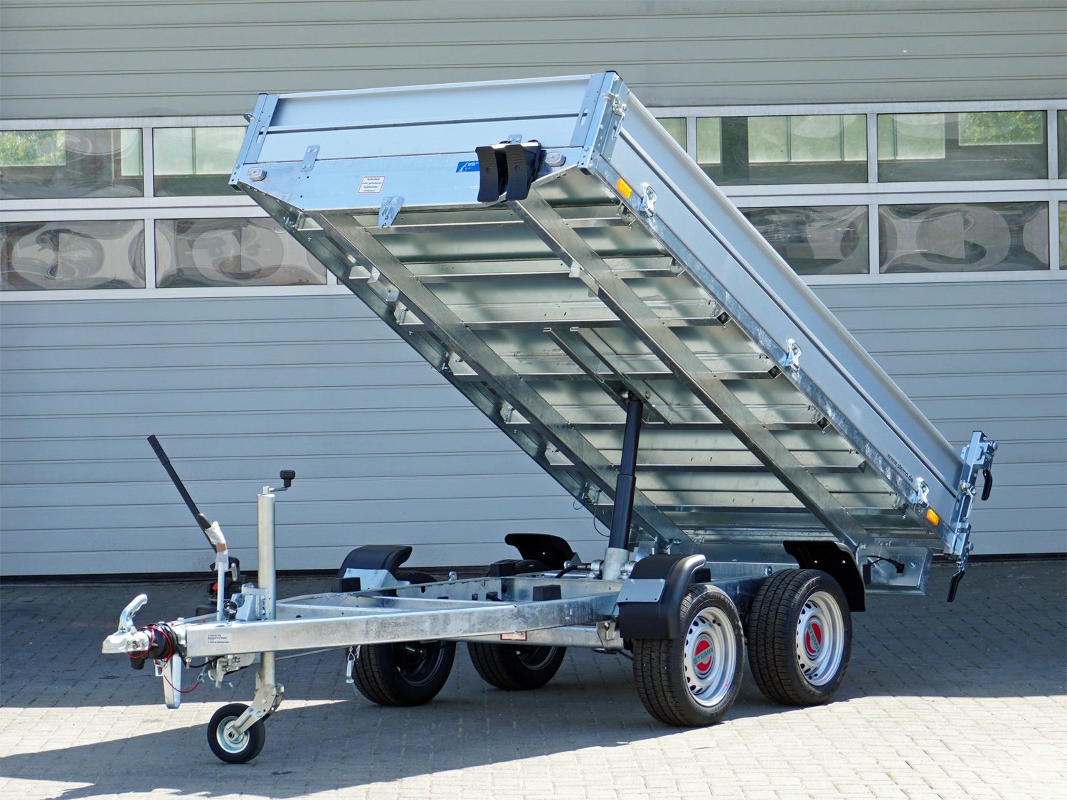 STEMA Rückwärtskipper RKE O2 27-30-15.2 – ROKO1 Heckkipper mit Handpumpe – Ladefläche 301 × 153 cm – 2700 kg – Tandemachser – Ansicht 1