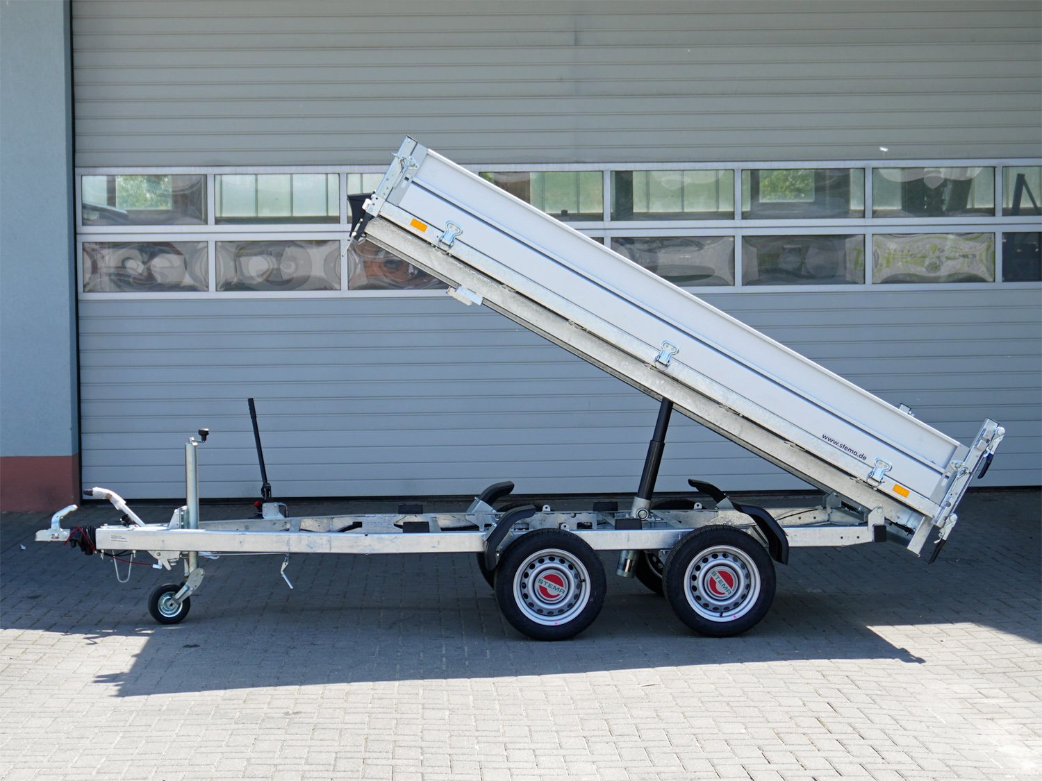 STEMA Rückwärtskipper RKE O2 27-30-15.2 – ROKO1 Heckkipper mit Handpumpe – Ladefläche 301 × 153 cm – 2700 kg – Tandemachser – Ansicht 2