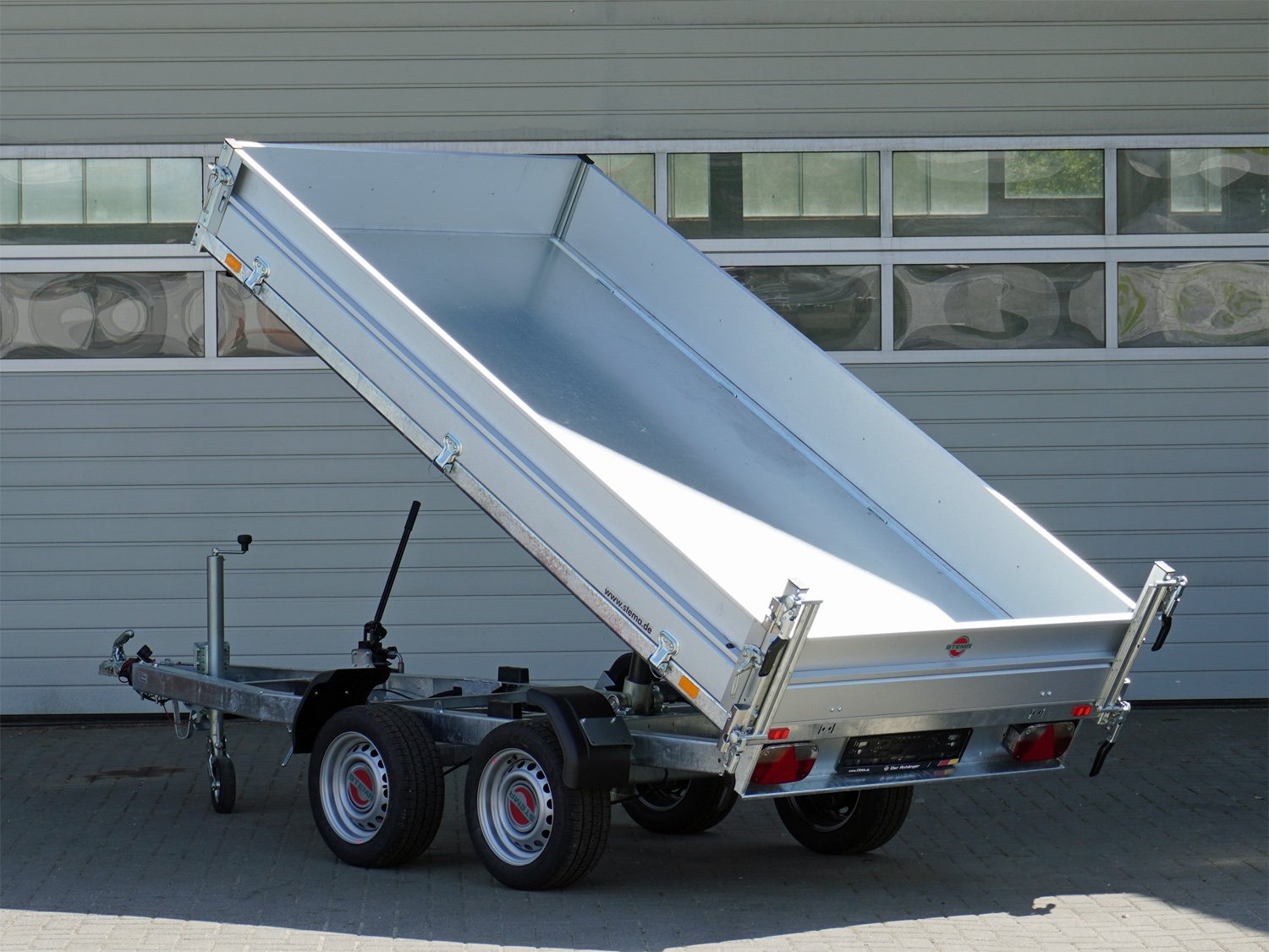 STEMA Rückwärtskipper RKE O2 27-30-15.2 – ROKO1 Heckkipper mit Handpumpe – Ladefläche 301 × 153 cm – 2700 kg – Tandemachser – Ansicht 3
