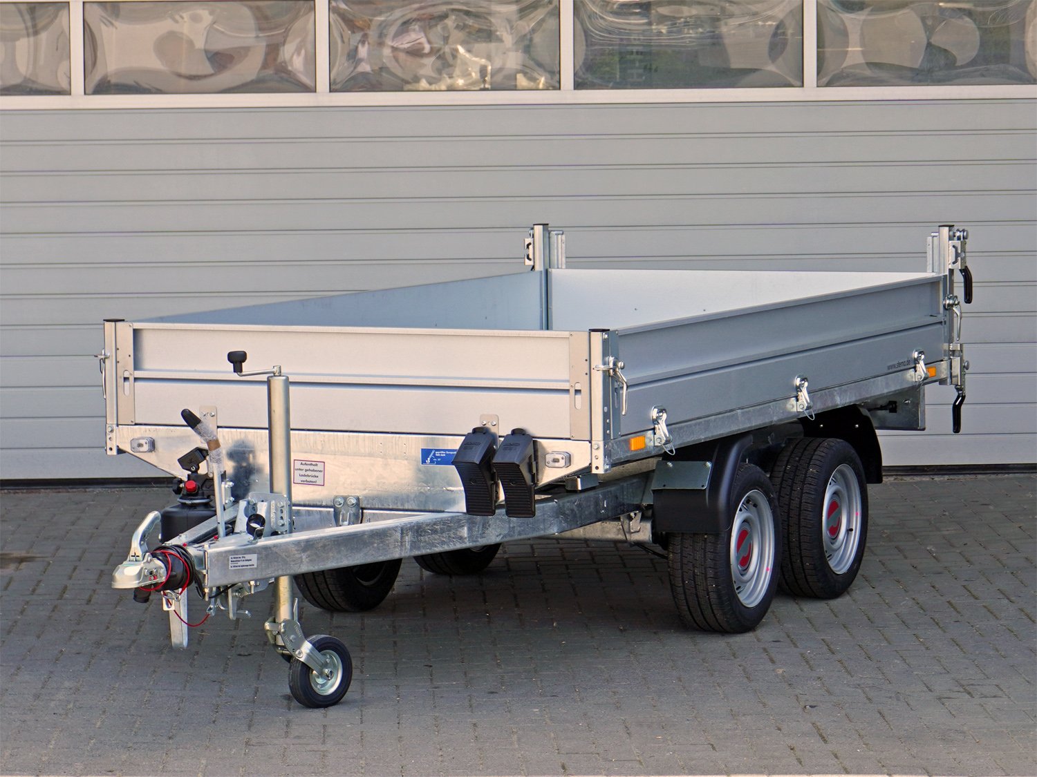 STEMA Rückwärtskipper RKE O2 27-30-15.2 – ROKO1 Heckkipper mit Handpumpe – Ladefläche 301 × 153 cm – 2700 kg – Tandemachser – Ansicht 4