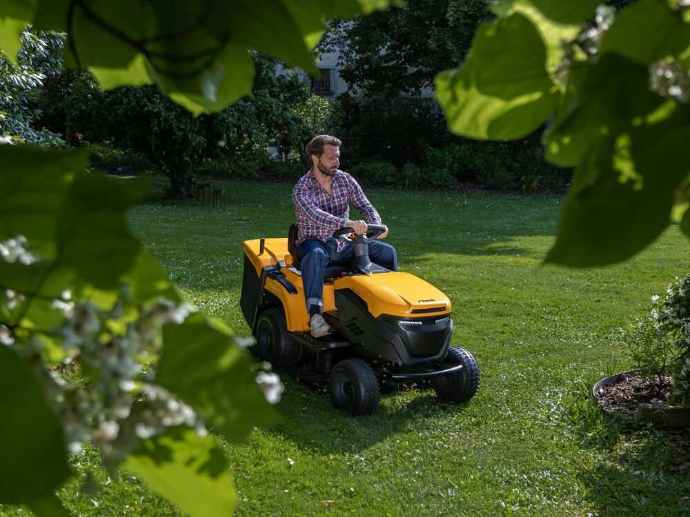 Stiga Estate 598e Akku-Rasentraktor – 98 cm Schnittbreite – Automatisch – Fangkorb 240 l – Ansicht 2