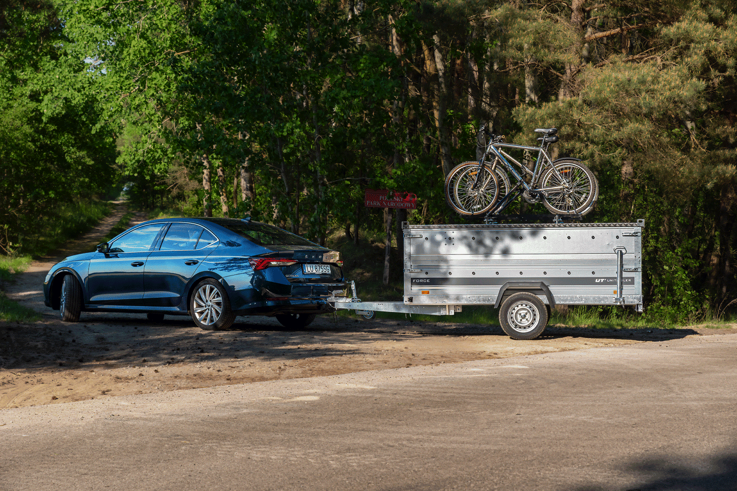 UNITRAILER Force 230 KIPP – PKW-Anhänger 230,9 × 126,1 cm – 750 kg – Einachser – mit geschweißtem Rahmen – Aluminiumhaube – Zusatzbordwände: zusätzliche Vollwand-Stahlbordwände – Ansicht 3