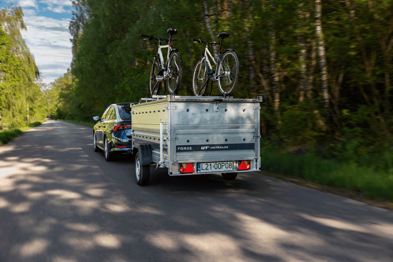UNITRAILER Force 230 KIPP – PKW-Anhänger 230,9 × 126,1 cm – 750 kg – Einachser – mit geschweißtem Rahmen – Aluminiumhaube – Zusatzbordwände: zusätzliche Vollwand-Stahlbordwände – Ansicht 4