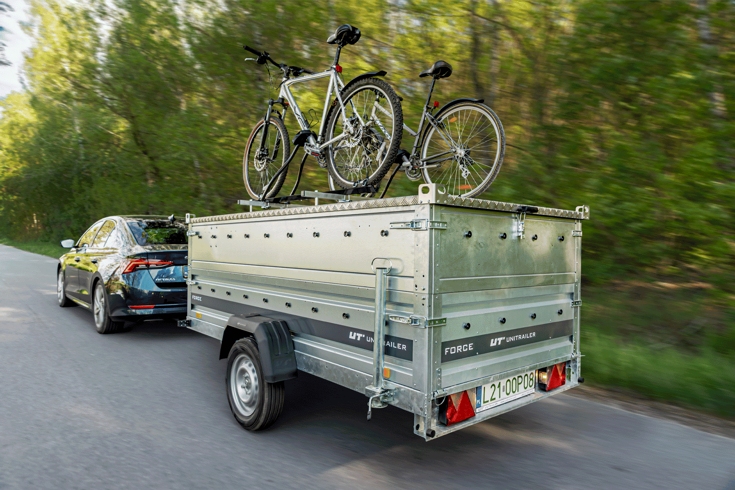 UNITRAILER Force 264 KIPP – PKW-Anhänger 264,7 × 126 cm – 750 kg – Einachser – mit geschweißtem Rahmen – Aluminiumhaube – Zusatzbordwände: zusätzliche Vollwand-Stahlbordwände – Ansicht 4