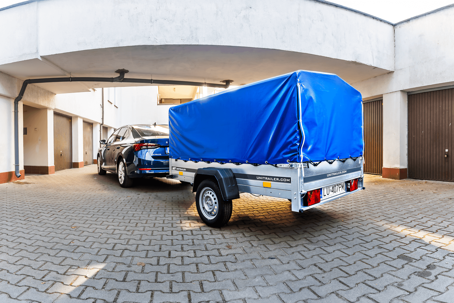 UNITRAILER Garden Trailer 230 FD – PKW-Anhänger 230,4 × 125,6 cm – 750 kg – Einachser – 80 cm hohe blaue Plane – Ansicht 3