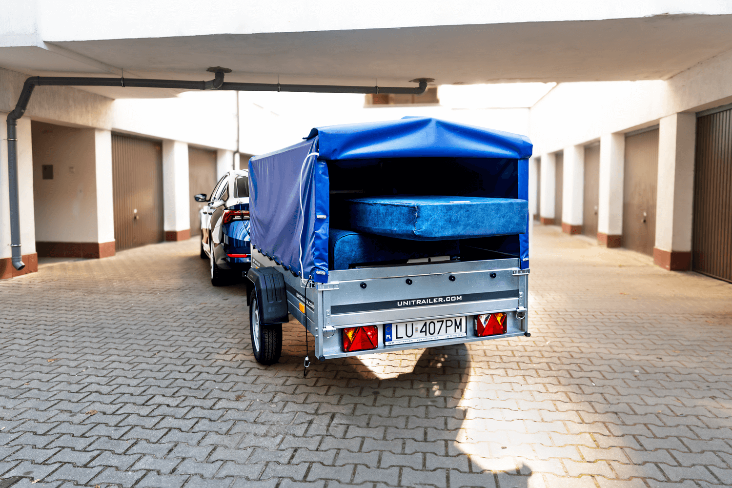 UNITRAILER Garden Trailer 230 FD – PKW-Anhänger 230,4 × 125,6 cm – 750 kg – Einachser – 80 cm hohe blaue Plane – Ansicht 4