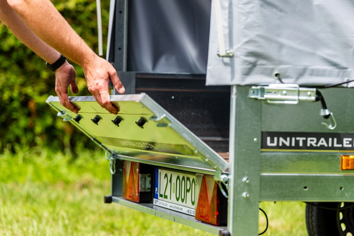 UNITRAILER Garden Trailer 230 Kipp – PKW-Anhänger 230,4 × 125,6 cm – 750 kg – Einachser – 80 cm hohe graue Plane – Ansicht 5