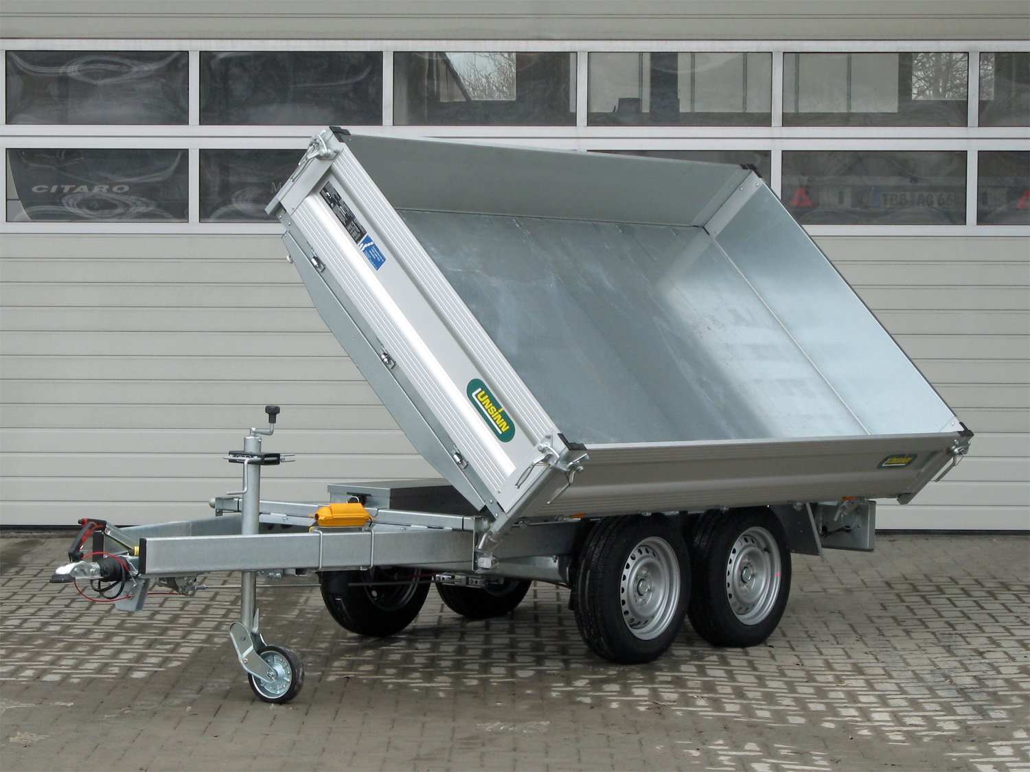 Unsinn 3-Seiten-Kipper UDK 2715-26-14 – Stahlboden E-Pumpe 10 Zurrpins Spinlock – Ladefläche 276 × 150 cm – 2600 kg – Tandemachser – Ansicht 1