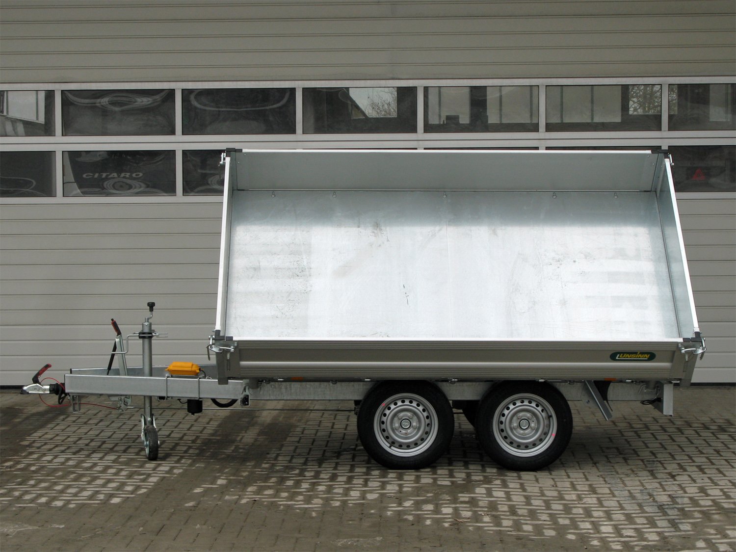 Unsinn 3-Seiten-Kipper UDK 2715-26-14 – Stahlboden E-Pumpe 10 Zurrpins Spinlock – Ladefläche 276 × 150 cm – 2600 kg – Tandemachser – Ansicht 2
