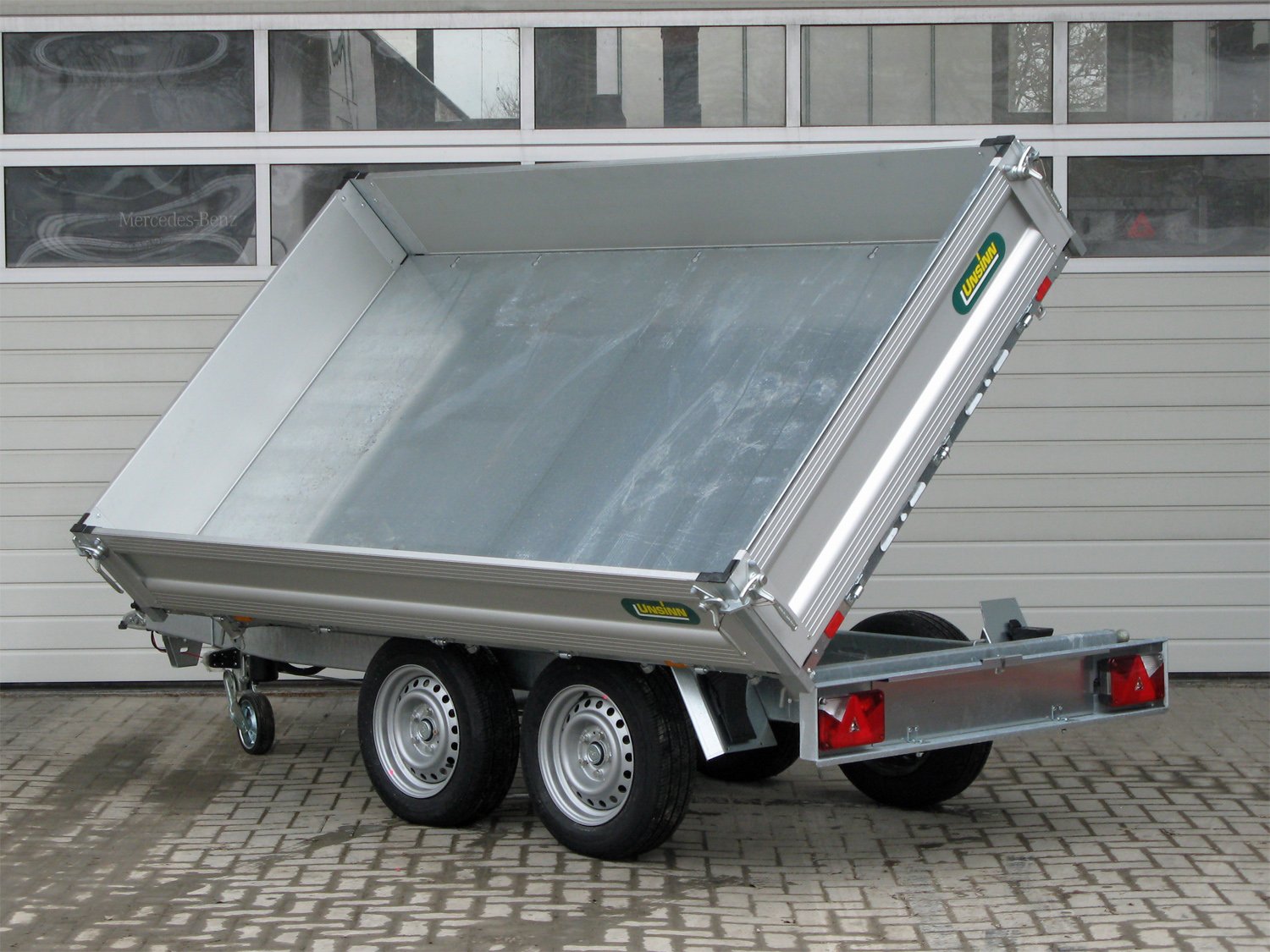 Unsinn 3-Seiten-Kipper UDK 2715-26-14 – Stahlboden E-Pumpe 10 Zurrpins Spinlock – Ladefläche 276 × 150 cm – 2600 kg – Tandemachser – Ansicht 3