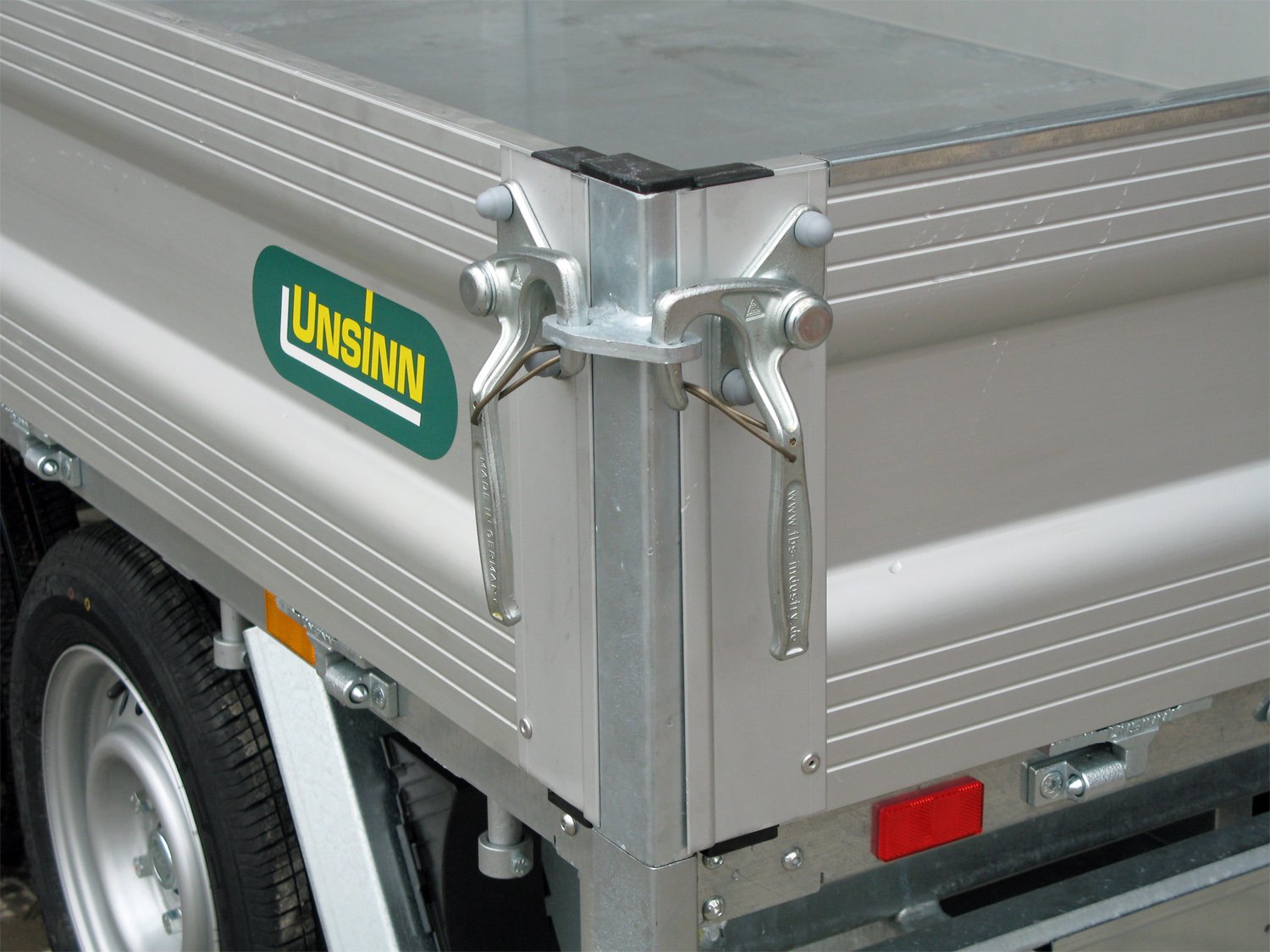 Unsinn 3-Seiten-Kipper UDK 2715-26-14 – Stahlboden E-Pumpe 10 Zurrpins Spinlock – Ladefläche 276 × 150 cm – 2600 kg – Tandemachser – Ansicht 5
