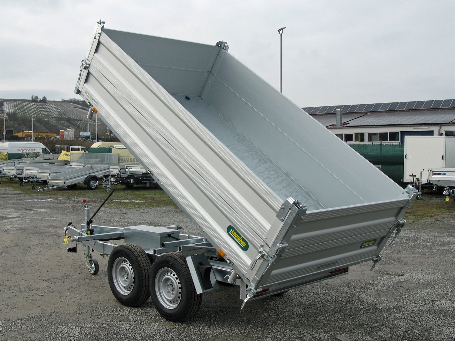 Unsinn 3-Seiten-Kipper UDK 3017-30-14 – BW Aufsatz 350, E Pumpe 10 Zurrpins – Ladefläche 306 × 175 cm – 3000 kg – Tandemachser – Ansicht 1