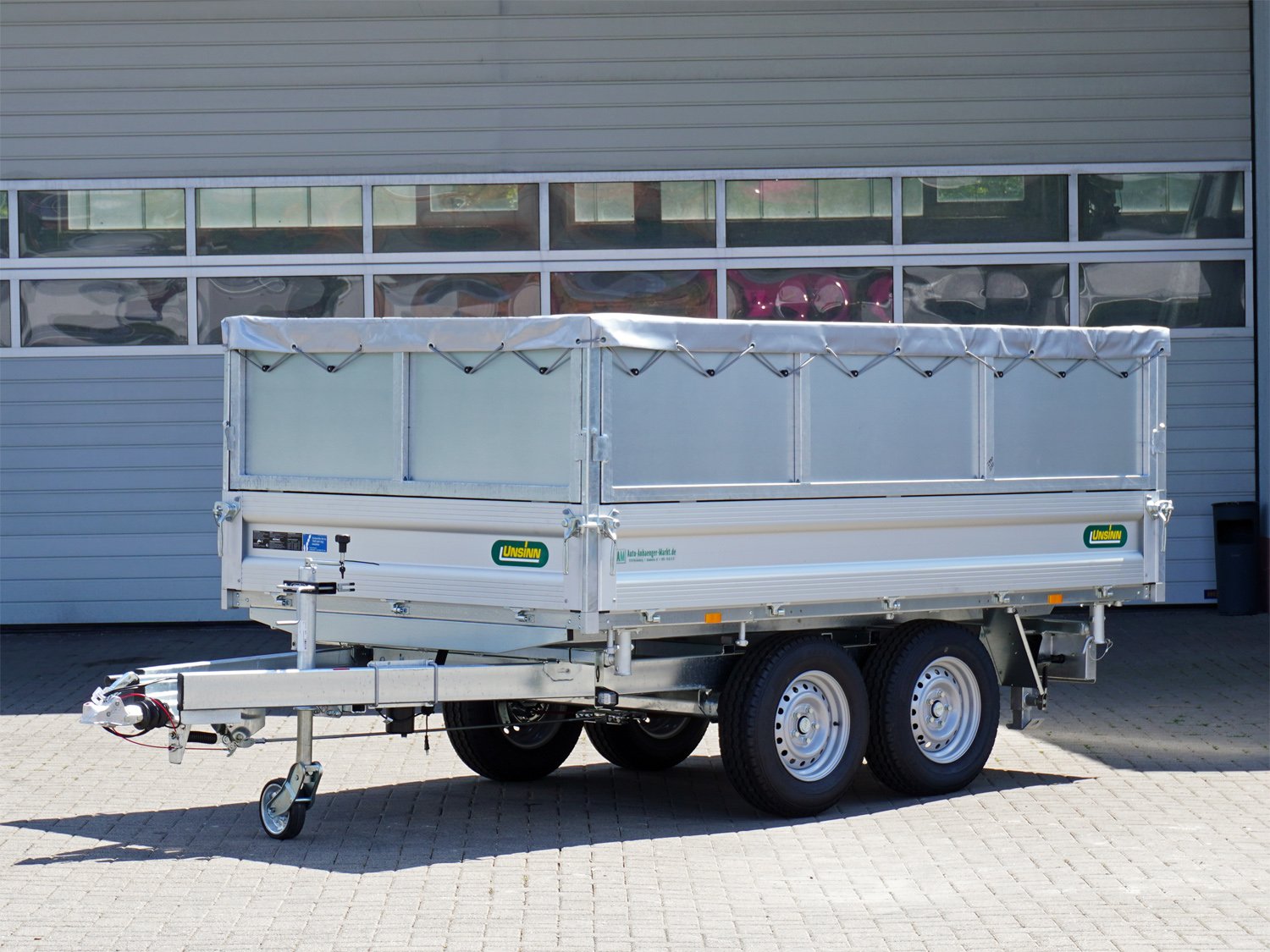 Unsinn 3-Seiten-Kipper UDK 3017-30-14 – Stahlblechaufsatz E Pumpe 10 Zurrpins – Ladefläche 306 × 175 cm – 3000 kg – Tandemachser – Ansicht 1