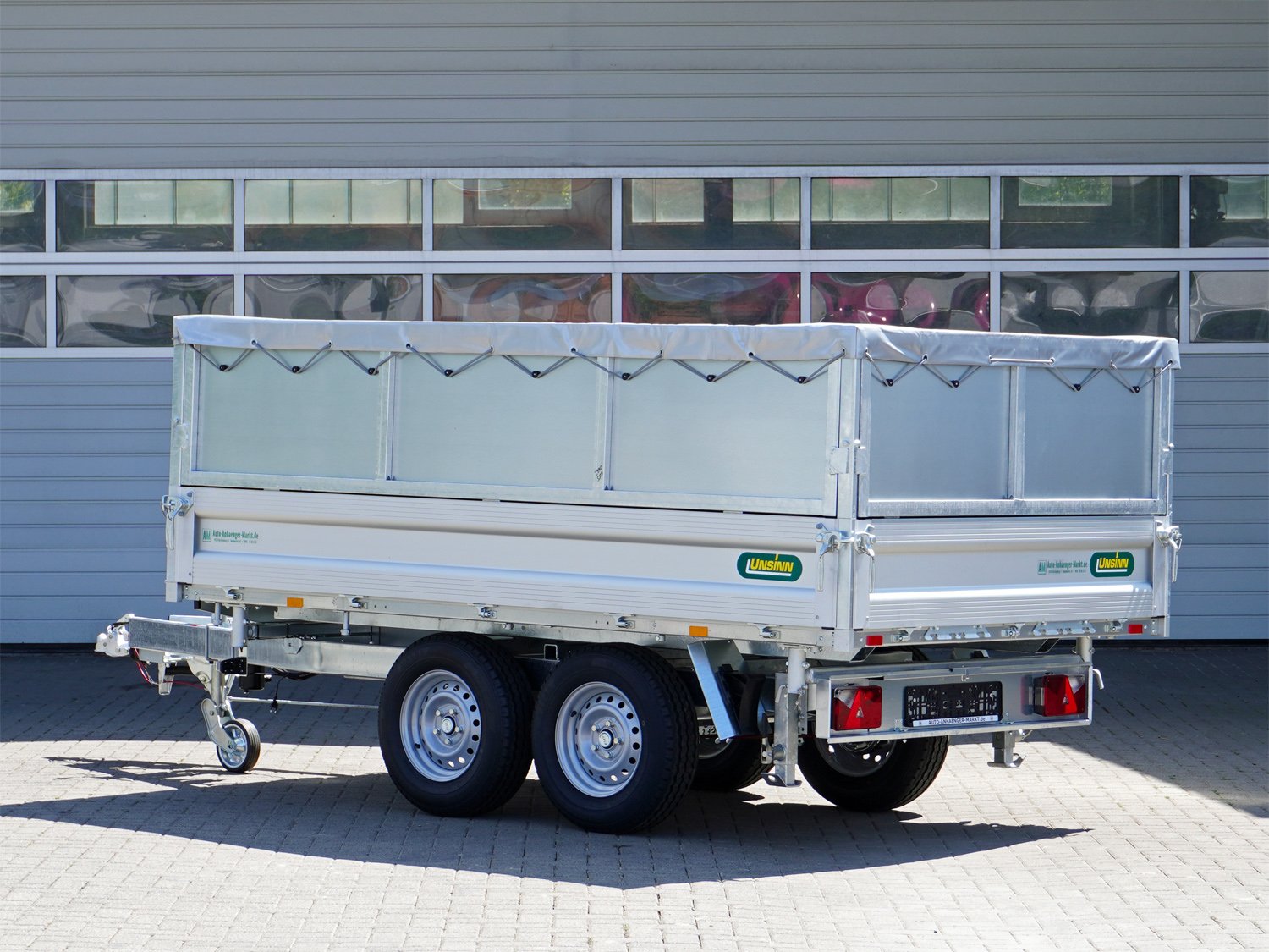 Unsinn 3-Seiten-Kipper UDK 3017-30-14 – Stahlblechaufsatz E Pumpe 10 Zurrpins – Ladefläche 306 × 175 cm – 3000 kg – Tandemachser – Ansicht 2