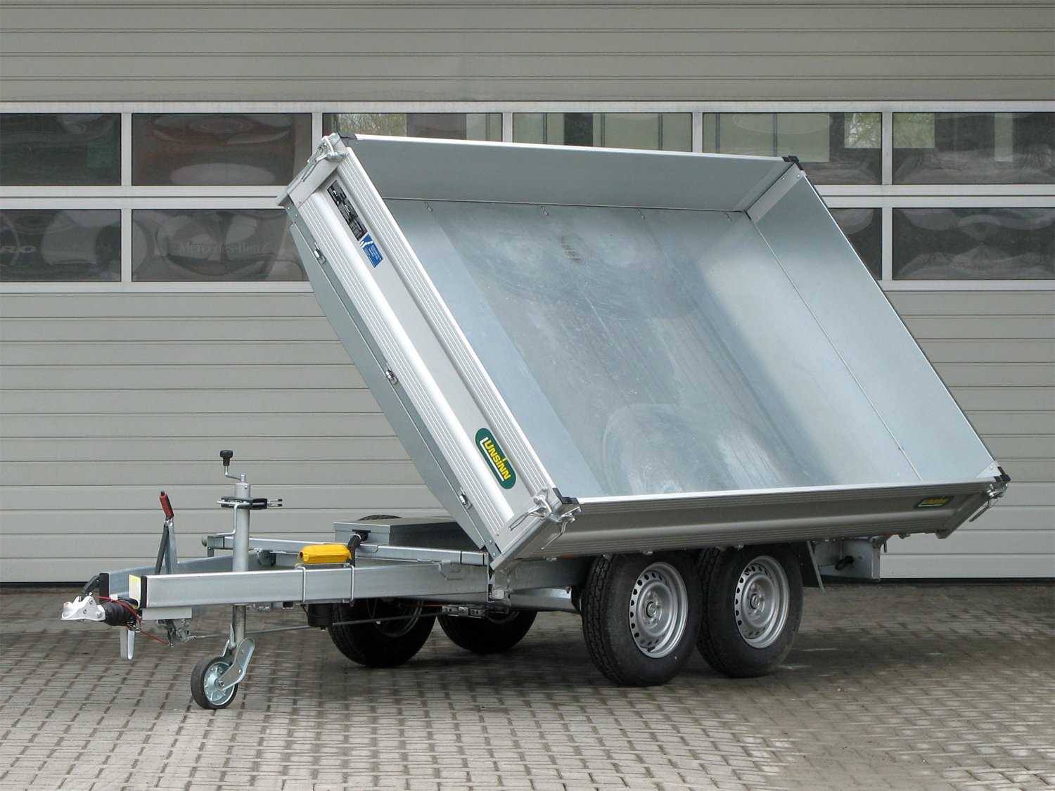 Unsinn 3-Seiten-Kipper UDK 3017-30-14 – Stahlblechaufsatz E Pumpe 10 Zurrpins – Ladefläche 306 × 175 cm – 3000 kg – Tandemachser – Ansicht 4