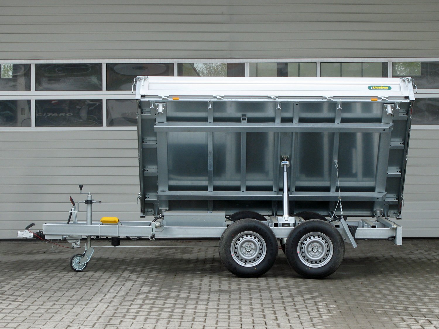 Unsinn 3-Seiten-Kipper UDK 3017-30-14 – Stahlblechaufsatz E Pumpe 10 Zurrpins – Ladefläche 306 × 175 cm – 3000 kg – Tandemachser – Ansicht 5
