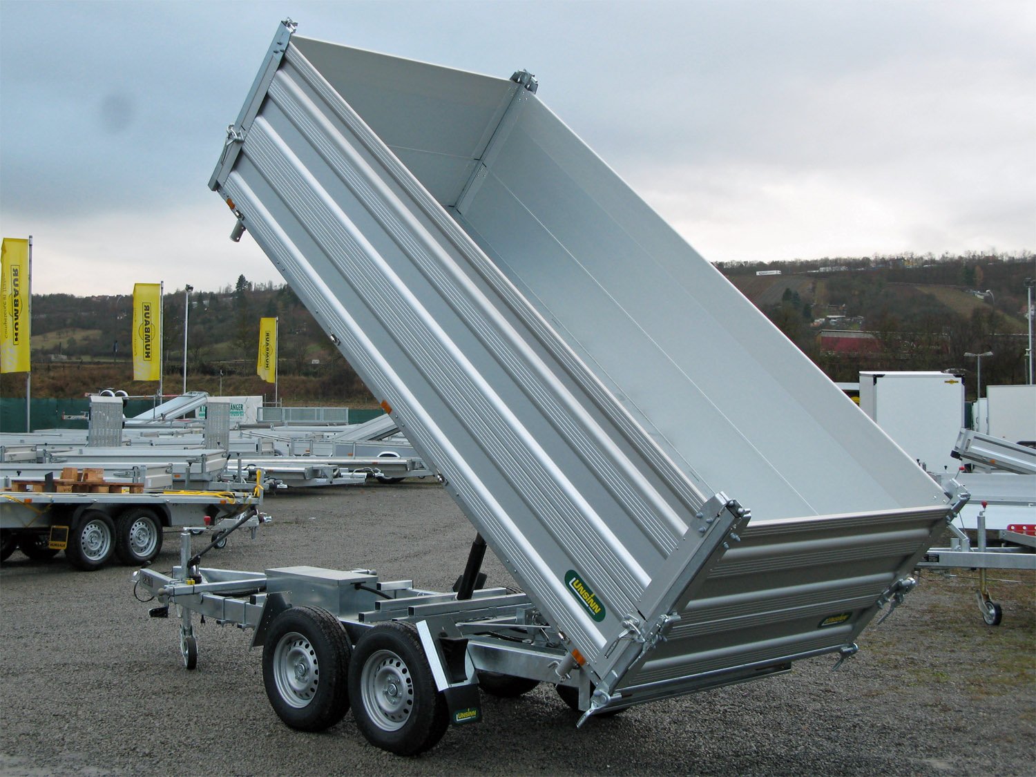 Unsinn 3-Seiten-Kipper UDK 3017-35-14 – 550er BW Aufsatz – Ladefläche 306 × 175 cm – 3500 kg – Tandemachser – Ansicht 1