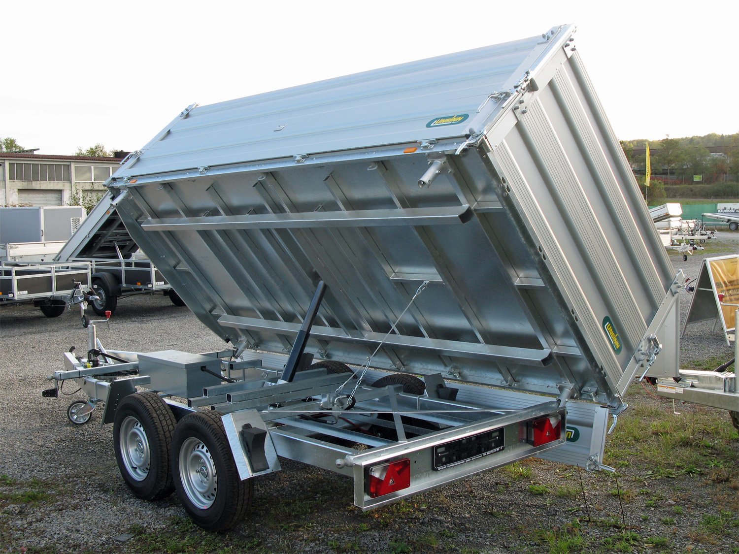 Unsinn 3-Seiten-Kipper UDK 3017-35-14 – 550er BW Aufsatz – Ladefläche 306 × 175 cm – 3500 kg – Tandemachser – Ansicht 2