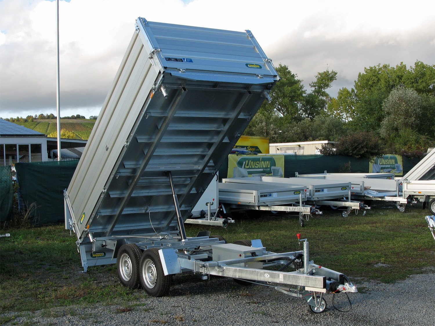 Unsinn 3-Seiten-Kipper UDK 3017-35-14 – 550er BW Aufsatz – Ladefläche 306 × 175 cm – 3500 kg – Tandemachser – Ansicht 3