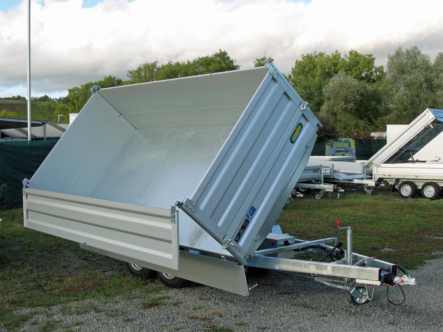 Unsinn 3-Seiten-Kipper UDK 3017-35-14 – 550er BW Aufsatz – Ladefläche 306 × 175 cm – 3500 kg – Tandemachser – Ansicht 4